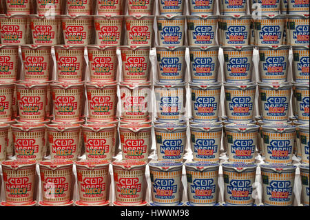 Tokio, Japan. 24. März 2017. Japans Instantnudeln Riese Nissin Food präsentiert die beiden neuen aromatisierten Cup Noodle instant-Nudeln in Tokio auf Freitag, 24. März 2017. Nissin Foods werden zwei aromatisierte instant-Nudeln "Schweinefleisch Soja Quelle" und "Cremige Meeresfrüchte" auf den Markt gebrachten nächsten Monat, haben beide reichen Geschmack, aber niedrige Kalorien. Kredite: Yoshio Tsunoda/AFLO/Alamy Live-Nachrichten Stockfoto