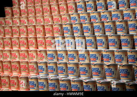 Tokio, Japan. 24. März 2017. Japans Instantnudeln Riese Nissin Food präsentiert die beiden neuen aromatisierten Cup Noodle instant-Nudeln in Tokio auf Freitag, 24. März 2017. Nissin Foods werden zwei aromatisierte instant-Nudeln "Schweinefleisch Soja Quelle" und "Cremige Meeresfrüchte" auf den Markt gebrachten nächsten Monat, haben beide reichen Geschmack, aber niedrige Kalorien. Kredite: Yoshio Tsunoda/AFLO/Alamy Live-Nachrichten Stockfoto