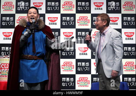 Tokio, Japan. 24. März 2017. Japanischen Komiker Koji Higashino (L) und Karikaturist Yoshikazu Ebisu Teil an der Präsentation der neuen aromatisierten Cup Noodle instant Nudeln in Tokio auf Freitag, 24. März 2017. Japans Nissin Foods präsentieren zwei aromatisierte instant-Nudeln "Schweinefleisch Soja Quelle" und "Cremige Meeresfrüchte", die reichen haben schmecken aber niedrigen Kalorien. Kredite: Yoshio Tsunoda/AFLO/Alamy Live-Nachrichten Stockfoto