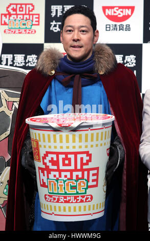 Tokio, Japan. 24. März 2017. Japanischen Komiker Koji Higashino besucht die Präsentation der neuen aromatisierten Cup Noodle instant Nudeln in Tokio auf Freitag, 24. März 2017. Japans Nissin Foods präsentieren zwei aromatisierte instant-Nudeln "Schweinefleisch Soja Quelle" und "Cremige Meeresfrüchte", die reichen haben schmecken aber niedrigen Kalorien. Kredite: Yoshio Tsunoda/AFLO/Alamy Live-Nachrichten Stockfoto