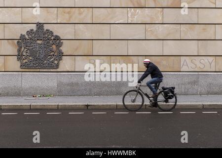 Berlin, Berlin, Deutschland. 23. März 2017. Übergeben Fußgänger in Schriftart der britischen Botschaft in Berlin-Mitte nach einem mutmaßlichen Terroranschlag in London, wo mindestens vier Menschen getötet wurden. Mehrere Passanten auf Westminster Bridge, ein Polizist von einem Auto angefahren wurde erstochen in den Houses of Parliament von einem Angreifer, der von der Polizei erschossen wurde. Bildnachweis: Jan Scheunert/ZUMA Draht/Alamy Live-Nachrichten Stockfoto