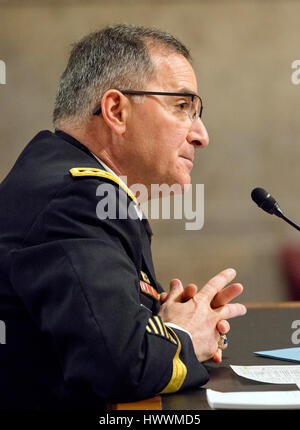 Washington, uns. 23. März 2017. Vereinigte Staaten Armee-General Curtis M. Scaparrotti, Commander, US-europäischen Befehl/Supreme Allied Commander Europe, bezeugt vor uns Senate Committee on Armed Services auf "Kommandobereichs" auf dem Capitol Hill in Washington, DC auf Donnerstag, 23. März 2017. Bildnachweis: Ron Sachs/CNP - NO-Draht-SERVICE - Foto: Ron Sachs/Consolidated/Dpa/Alamy Live News Stockfoto