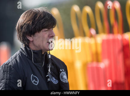 Kamen, Deutschland. 24. März 2017. Deutsche nationale Fußball-Trainer Joachim Loew, fotografiert am Training der deutschen Fußball-Nationalmannschaft an der Kaiserau Hochschule der Leibeserziehung ("Sportschule Kaiserau") in Kamen, Deutschland, 24. März 2017. Das Team fliegt nach Baku am Nachmittag für das WM-Qualifikationsspiel zwischen Deutschland und Aserbaidschan. Foto: Bernd Thissen/Dpa/Alamy Live News Stockfoto