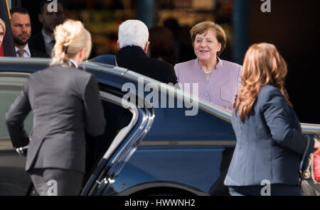 Berlin, Deutschland. 24. März 2017. Bundeskanzlerin Angela Merkel (R, CDU) begrüßt der Palästinas Präsident Mahmoud Abbas in der Kanzlei in Berlin, Deutschland, 24. März 2017. Foto: Bernd von Jutrczenka/Dpa/Alamy Live News Stockfoto