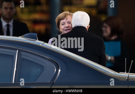 Berlin, Deutschland. 24. März 2017. Bundeskanzlerin Angela Merkel (l, CDU) begrüßt der Palästinas Präsident Mahmoud Abbas in der Kanzlei in Berlin, Deutschland, 24. März 2017. Foto: Bernd von Jutrczenka/Dpa/Alamy Live News Stockfoto