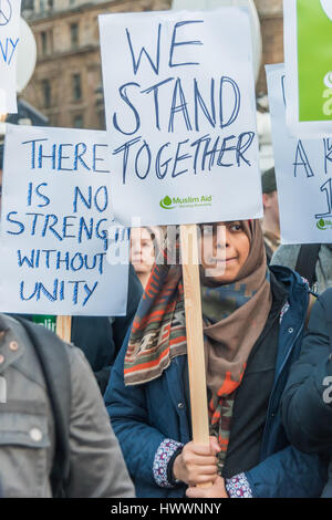 London, UK. 23. März 2017. London, UK. 23. März 2013. Muslimische Frau mit Plakaten. Tausende von Londoner kamen zum Trafalgar Square, besuchen eine Mahnwache von Londoner Bürgermeister Sadiq Khan, ihren Respekt für die Toten und Verletzten in die gestrige Terroranschlag zeigen und darauf bestehen, dass die Londoner nicht eingeschüchtert werden und stehen gemeinsam gegen Hass und Division genannt. Nach Ansprachen von Polizei, Innenminister und der Bürgermeister es war eine Minute Stille und drei großen wurden Kerzen angezündet. Viele in der Menge auch statt Kerzen oder Blumen und legte sie auf dem Platz. Peter Marshall Bilder Live (Kredit-Bild: © Stockfoto