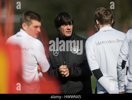 Kamen, Deutschland. 24. März 2017. Deutscher Fußball-Trainer Joachim Loew (c) spricht für das Team während einer Trainingseinheit der deutsche Fußball-Nationalmannschaft an der Kaiserau Hochschule der Leibeserziehung ("Sportschule Kaiserau") in Kamen, Deutschland, 24. März 2017. Das Team fliegt nach Baku am Nachmittag für das WM-Qualifikationsspiel zwischen Deutschland und Aserbaidschan. Foto: Bernd Thissen/Dpa/Alamy Live News Stockfoto