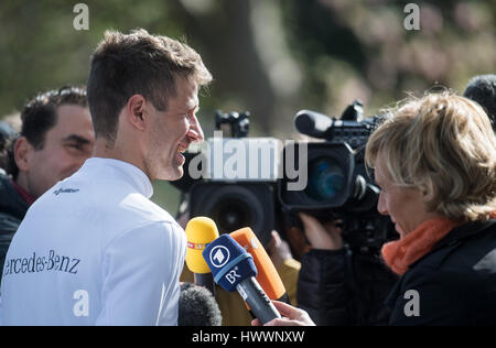 Kamen, Deutschland. 24. März 2017. Fußball-Spieler Thomas Mueller gibt ein Interview während einer Trainingseinheit der deutschen Fußball-Nationalmannschaft an der Kaiserau Hochschule der Leibeserziehung ("Sportschule Kaiserau") in Kamen, Deutschland, 24. März 2017. Das Team fliegt nach Baku am Nachmittag für das WM-Qualifikationsspiel zwischen Deutschland und Aserbaidschan. Foto: Bernd Thissen/Dpa/Alamy Live News Stockfoto