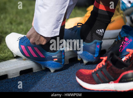 Kamen, Deutschland. 24. März 2017. Fußball-Spieler Mats Hummels bindet seine Schuhe während einer Trainingseinheit der deutsche Fußball-Nationalmannschaft an der Kaiserau Hochschule der Leibeserziehung ("Sportschule Kaiserau") in Kamen, Deutschland, 24. März 2017. Das Team fliegt nach Baku am Nachmittag für das WM-Qualifikationsspiel zwischen Deutschland und Aserbaidschan. Foto: Bernd Thissen/Dpa/Alamy Live News Stockfoto