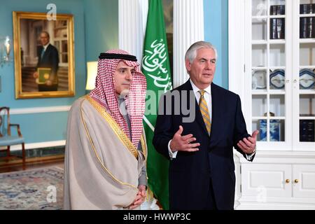 Washington, Vereinigte Staaten von Amerika. 23. März 2017. US Secretary Of State Rex Tillerson und saudischen Außenminister Adel Al-Dschubeir sprechen Reportern vor ein bilaterales Treffen an das Department of State 23. März 2017 in Washington, DC. Bildnachweis: Planetpix/Alamy Live-Nachrichten Stockfoto