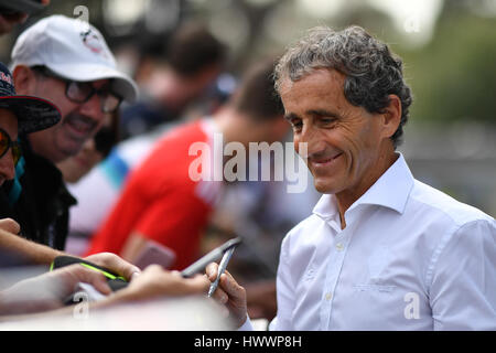 Albert Park, Melbourne, Australien. 24. März 2017. Ehemalige viermalige Weltmeister Alain Prost gibt Autogramme für die Fans bei der 2017 Australian Formula One Grand Prix im Albert Park in Melbourne, Australien. Sydney Low/Cal Sport Media/Alamy Live-Nachrichten Stockfoto