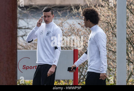 Kamen, Deutschland. 24. März 2017. Fußball-Spieler Julian Draxler (l) und Leroy Sane in einer Trainingseinheit der deutsche Fußball-Nationalmannschaft an der Kaiserau Hochschule der Leibeserziehung ("Sportschule Kaiserau") in Kamen, Deutschland, 24. März 2017 zu beteiligen. Das Team fliegt nach Baku am Nachmittag für das WM-Qualifikationsspiel zwischen Deutschland und Aserbaidschan. Foto: Bernd Thissen/Dpa/Alamy Live News Stockfoto