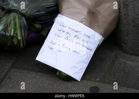 London, UK. 24. März 2017. Blume-Ehrungen auf dem Bürgersteig im Parlament für die Opfer des am Dienstag 21. März 2017 Angriff auf Westminster Bridge und auf dem Gelände des Parlaments in London, Freitag, 24. März 2017. per Kreditkarte: siehe Li/Alamy Live News Stockfoto