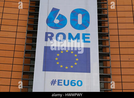 Brüssel, Belgien. 24. März 2017. Foto aufgenommen am 24. März 2017 zeigt ein Banner feiert den 60. Jahrestag des Vertrags von Rom auf Europäische Kommission angezeigt wird Gebäude in Brüssel, 24. März 2017. Die EU-27 Staats-und Regierungschefs in Rom am Samstag anlässlich des 60. Jahrestages der Unterzeichnung des Vertrags treffen und diskutieren über die Zukunft des Blocks ohne Großbritannien. Bildnachweis: Ye Pingfan/Xinhua/Alamy Live-Nachrichten Stockfoto