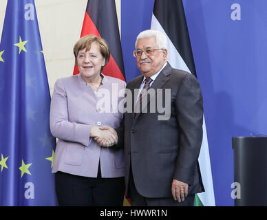 Berlin, Deutschland. 24. März 2017. Deutsche Bundeskanzlerin Angela Merkel (L) schüttelt Hände mit Palästinenserpräsident Mahmoud Abbas nach einer gemeinsamen Pressekonferenz in Berlin, Hauptstadt der Bundesrepublik Deutschland, am 24. März 2017 zu besichtigen. Bildnachweis: Shan Yuqi/Xinhua/Alamy Live-Nachrichten Stockfoto