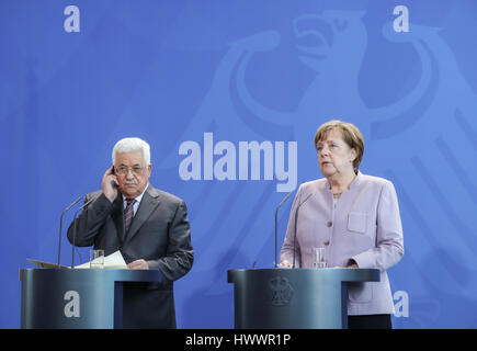 Berlin, Deutschland. 24. März 2017. German chancellor Angela Merkel (R) und Besuch des palästinensischen Präsidenten Mahmoud Abbas besuchen eine gemeinsame Pressekonferenz in Berlin, Hauptstadt der Bundesrepublik Deutschland, am 24. März 2017. Bildnachweis: Shan Yuqi/Xinhua/Alamy Live-Nachrichten Stockfoto