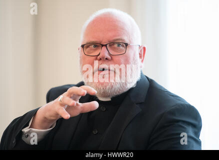 Reinhard Kardinal Marx, Erzbischof von München und Freising, spricht während einer Pressekonferenz im Palazzo Holnstein in München, Deutschland, 20. März 2017. Während der Pressekonferenz präsentierte Kardinal Marx Pilotprojekte für die Führung des Catohlic Pfarreien von Vollzeit- oder freiwillige Laien. Foto: Matthias Balk/dpa Stockfoto