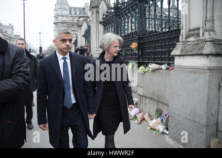 London, UK. 24. März 2017. Londoner Bürgermeister Sadiq Khan besucht Parlament um Polizisten Tribut zollen, nach den Terroranschlägen Credit: Amer Ghazzal/Alamy Live-Nachrichten Stockfoto