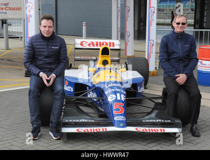 Silverstone Circuit, Northamptonshire, UK. 23. März 2017. Jonathan Williams (links) und lange Zeit Williams-Mechaniker und team Manager Dickie Stanford mit Mansellss Williams-Renault FW14B 1992 britischen Grand Prix gewann > erstmals dieses Auto zurück auf die Strecke seit wurde. Grove-basierte Williams F1 feiert sein 40-jähriges Jubiläum im Sport im Jahr 2017. Williams und Stanford laufen die Williams Heritage Division so eingerichtet, dass der Williams Grand Prix Ansammlung zu kuratieren, die das Team bahnbrechende F1-Autos aus dem Jahr 1978 präsentiert. Bei der klassischen Medien Siverstone Tag Silverstone begründeten Stockfoto