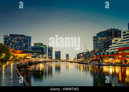 Melbourne, Australien - 27. Dezember 2016: Melbourne Citylights und Yarra River bei Nacht gesehen von Southbank Stockfoto