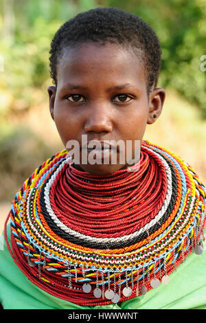 SOUTH HORR, Kenia - Juli 08: Junge afrikanische Mädchen vom Stamm Samburu mit charakteristischen dekorativen Ketten auf dem Markt in Kenia, South Horr in Stockfoto