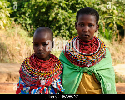 SOUTH HORR, Kenia - Juli 08: Junge afrikanische Mädchen vom Stamm Samburu mit charakteristischen dekorativen Ketten auf dem Markt in Kenia, South Horr in Stockfoto