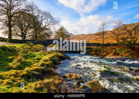Cockley Beck-Brücke über den Fluss Offshore-zu Beginn der Hardknott Pass im Lake District National Park, Cumbria, England. Stockfoto