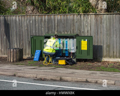 Service-Ingenieur auf superschnelle Glasfaser Breitband-Anschlussdose Stockfoto