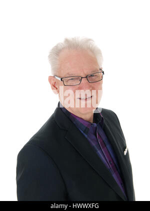 Ein Closeup Portraitbild eine Seniorin in einem aufgebockt und Gläser mit weißen Haaren, für weißen Hintergrund isoliert. Stockfoto