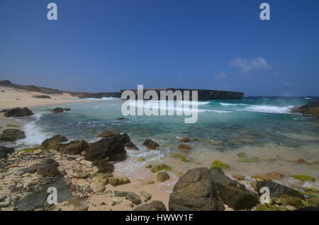 Große Wellen, die an Land am Strand von Boca Keto in Aruba. Stockfoto