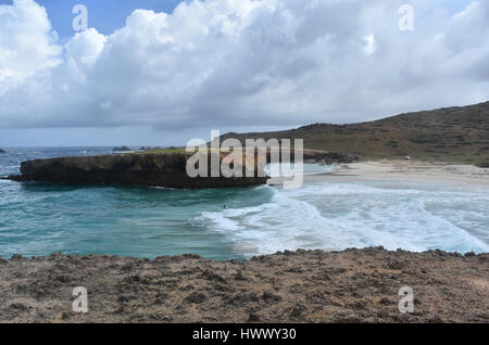 Wellen an Land am Strand von Boca Keto in Aruba. Stockfoto