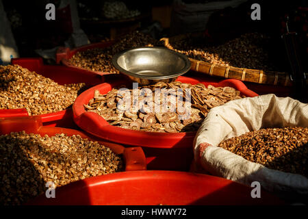 Gehackte Betelnüsse an einem Marktstand, Mandalay, Myanmar Stockfoto