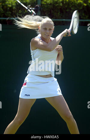 JELENA DOKIC Jugoslawien WIMBLEDON LONDON ENGLAND 24. Juni 2003 Stockfoto