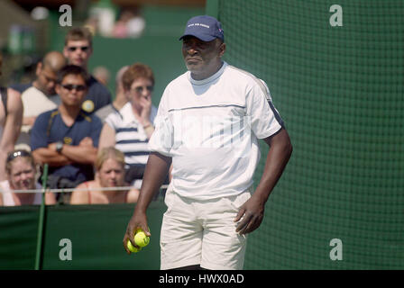 RICHARD WILLIAMS. WILLIAMS-Schwestern COACH & hatte WIMBLEDON LONDON ENGLAND 24. Juni 2003 Stockfoto