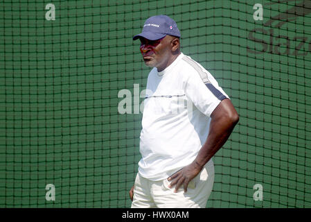 RICHARD WILLIAMS WILLIAMS Schwestern COACH & hatte WIMBLEDON LONDON ENGLAND 24. Juni 2003 Stockfoto