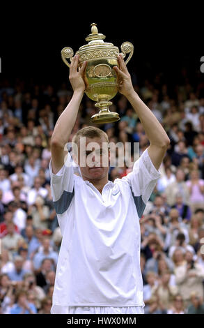 LLEYTON HEWITT WIMBLEDON CHAMPION WIMBLEDON LONDON 7. Juli 2002 Stockfoto