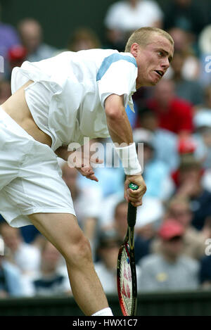 LLEYTON HEWITT WIMBLEDON CHAMPIONSHIPS WIMBLEDON WIMBLEDON LONDON 25. Juni 2002 Stockfoto