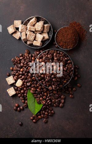 Kaffeebohnen und Boden Pulver auf Stein Hintergrund. Ansicht von oben Stockfoto