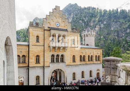 SCHWANGAU, Deutschland - 6. Juni 2016: Schloss Neuschwanstein ist ein 19.-Jahrhundert Romanesque Wiederbelebung Palast auf einem schroffen Hügel in Bayern, Deutschland. Stockfoto