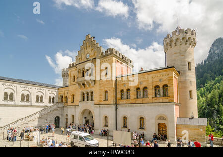 SCHWANGAU, Deutschland - 6. Juni 2016: Schloss Neuschwanstein ist ein 19.-Jahrhundert Romanesque Wiederbelebung Palast auf einem schroffen Hügel in Bayern, Deutschland. Stockfoto