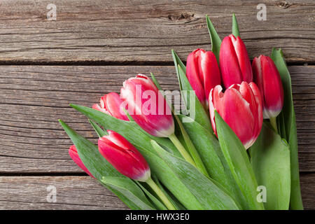 Rote Tulpen Strauß auf hölzernen Hintergrund. Draufsicht mit Platz für Ihren text Stockfoto