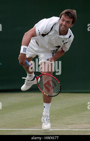 LEE CHILDS WIMBLEDON CHAMPIONSHIPS 2004 WIMBLEDON LONDON ENGLAND 24 Juni 2004 Stockfoto