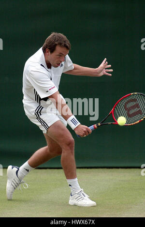 LEE CHILDS WIMBLEDON CHAMPIONSHIPS 2004 WIMBLEDON LONDON ENGLAND 24 Juni 2004 Stockfoto