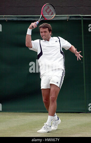 LEE CHILDS WIMBLEDON CHAMPIONSHIPS 2004 WIMBLEDON LONDON ENGLAND 24 Juni 2004 Stockfoto