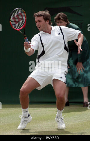 LEE CHILDS WIMBLEDON CHAMPIONSHIPS 2004 WIMBLEDON LONDON ENGLAND 24 Juni 2004 Stockfoto