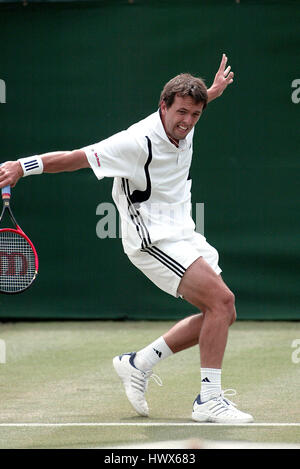 LEE CHILDS WIMBLEDON CHAMPIONSHIPS 2004 WIMBLEDON LONDON ENGLAND 24 Juni 2004 Stockfoto