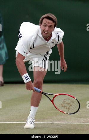 LEE CHILDS WIMBLEDON CHAMPIONSHIPS 2004 WIMBLEDON LONDON ENGLAND 24 Juni 2004 Stockfoto