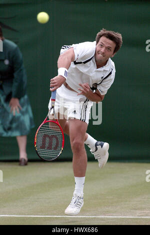 LEE CHILDS WIMBLEDON CHAMPIONSHIPS 2004 WIMBLEDON LONDON ENGLAND 24 Juni 2004 Stockfoto