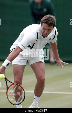 LEE CHILDS WIMBLEDON CHAMPIONSHIPS 2004 WIMBLEDON LONDON ENGLAND 24 Juni 2004 Stockfoto