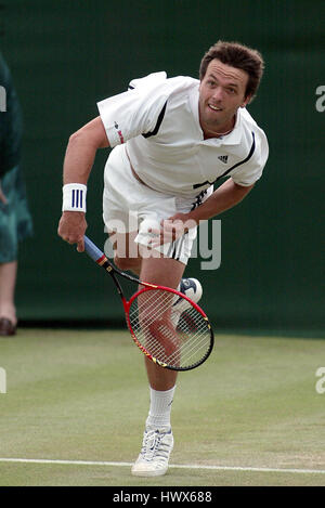 LEE CHILDS WIMBLEDON CHAMPIONSHIPS 2004 WIMBLEDON LONDON ENGLAND 24 Juni 2004 Stockfoto